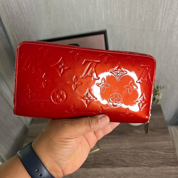 Louis Vuttion Vernis Wallet - Picture 9 of 17